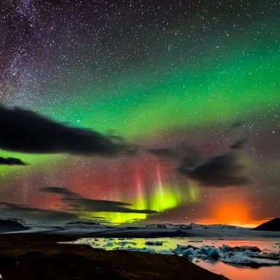 Islande : incroyable image d'une aurore boréale, de la Voie lactée et de l'éruption d'un volcan