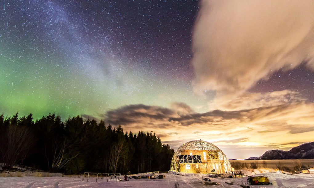 Norvège : aurore au-dessus d'une maison dôme géodesique