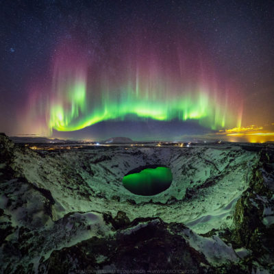 Aurore au-dessus du cratère du volcan Kerið, Islande. Photo : Sigurdur William Brynjarsson