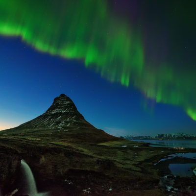 Aurore au-dessus de la montagne Kirkjufell, Islande. Photo : Kim Suk Eun