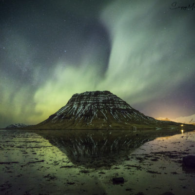 Aurore au-dessus de la montagne Kirkjufell, Islande. Photo : Sergey Merphy