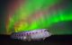 Islande, Solheimasandur. Carcasse d'un avion écrasé, sous une aurore boréale.