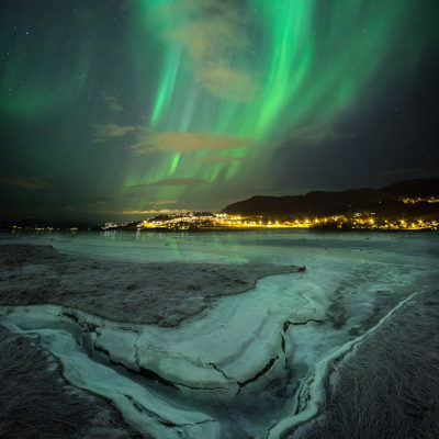 Aurore au-dessus du fjord de Trondheim, Norvège. Photo : Adrian Szatewicz