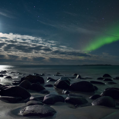 Aurore au-dessus des îles Lofoten, Norvège. Photo : Miron Karlinsky