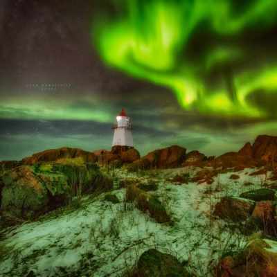 Aurore et phare, Norvège. Photo : Adam Wawrzyniak