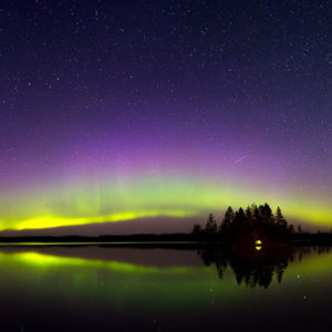 Aurore sur le lac Tirojärvi, Carélie du Nord, Finlande. Photo : Sergey Lukankin